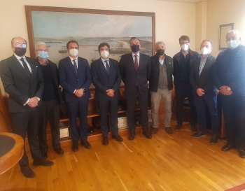 la autoridad portuaria trabajará en conjunto con la asociación de usuarios del puerto de a coruña en la promoción de la actividad económica y la generación del empleo